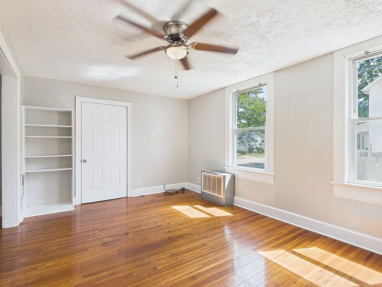 1002 Haskell St — Photo 5