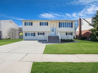 226 N Pine St, North Massapequa, NY