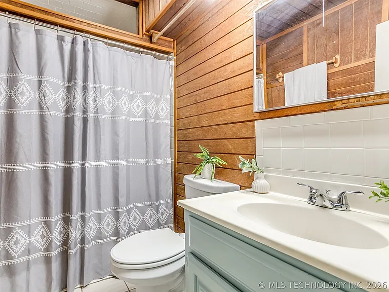 233 NE Queenstown Ave — Photo 18