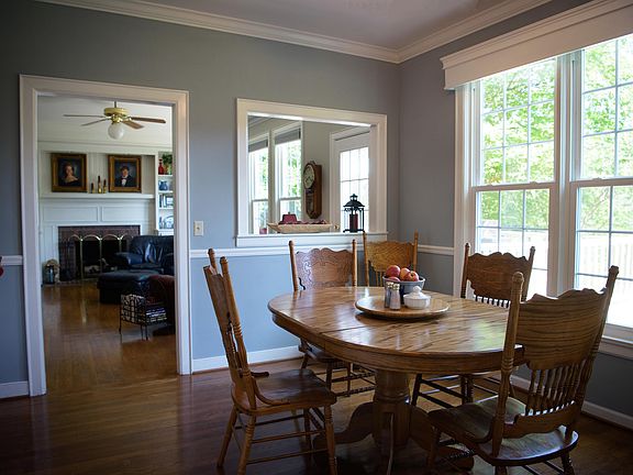 4th image of 210 Queensbury Ln