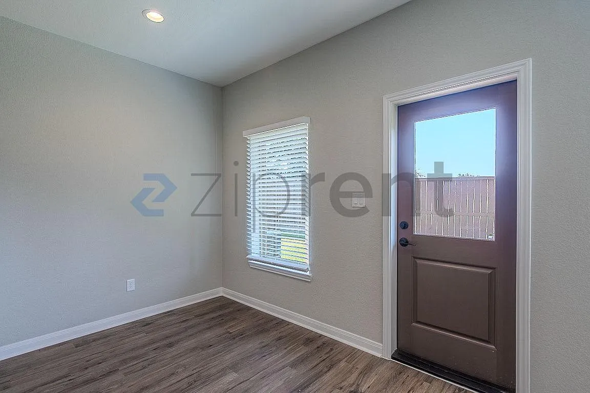 3 bed, 2.5 bath, 1366 sqft, $1,579 — Photo 3
