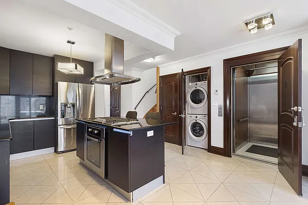 Sold by Thomas Lipovetsky, LREB | media 3