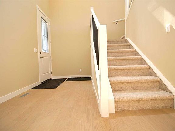 5th image of 127 E Sundown Cres