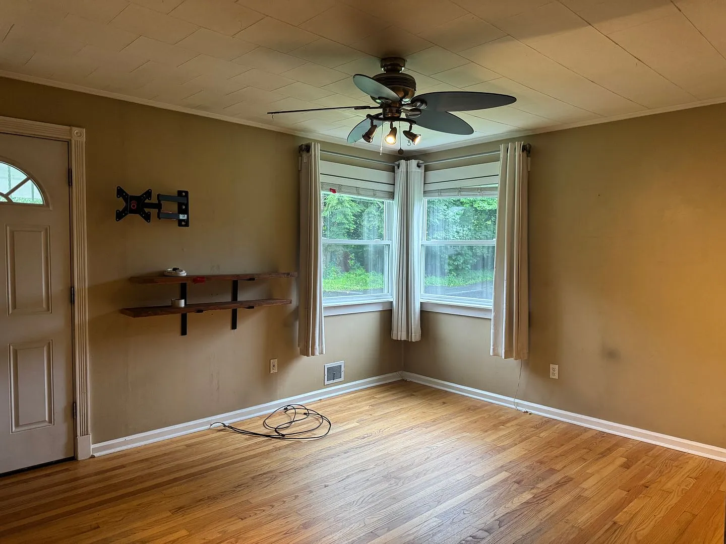 2 Bedroom with one car garage — Photo 4
