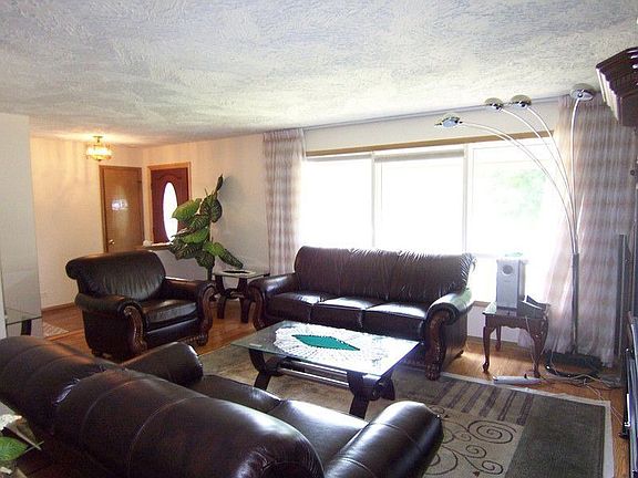 3rd image of 7849 Kostner Ave