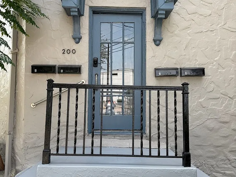200 E Dewey Pl — Photo 2