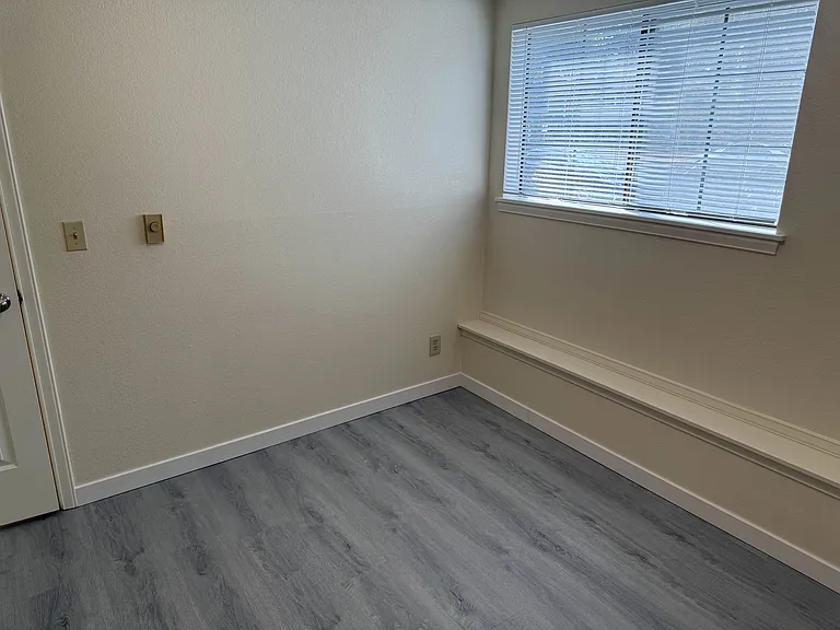 4054 NE 55th St #101 — Photo 29