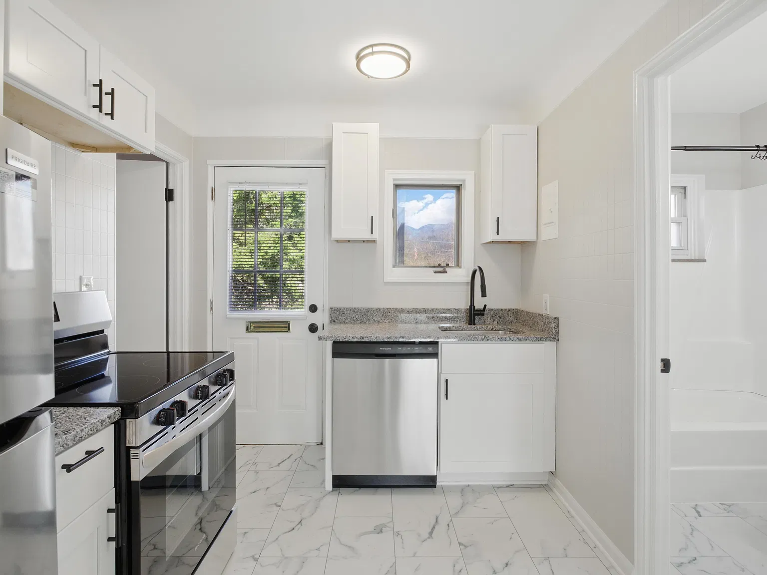 2 bed, 850 sqft, $1,300 — Photo 3
