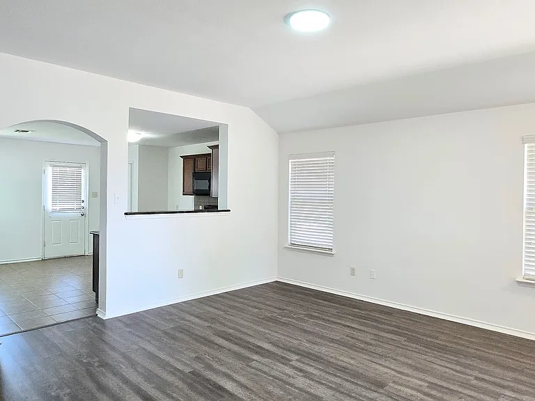 319 Elam Dr — Photo 2