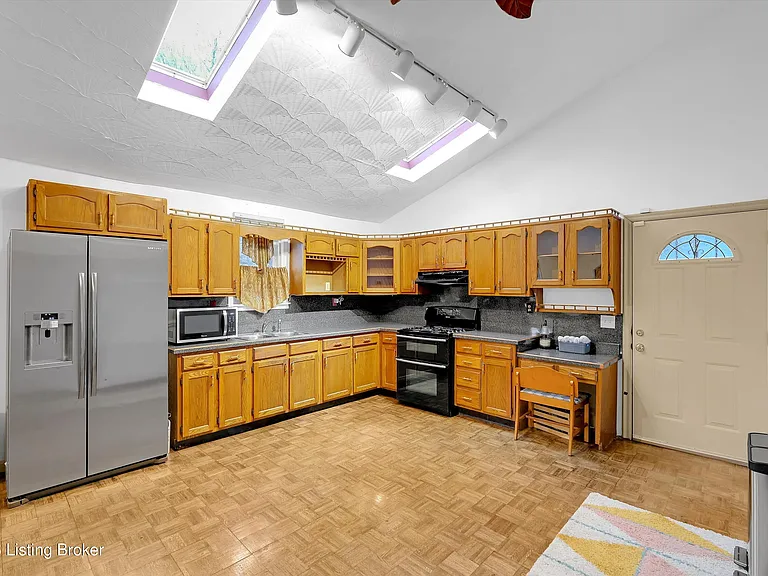 3534 Algonquin Pkwy — Photo 17
