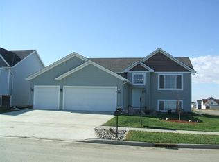 3117 10th St NW, Minot, ND 58703