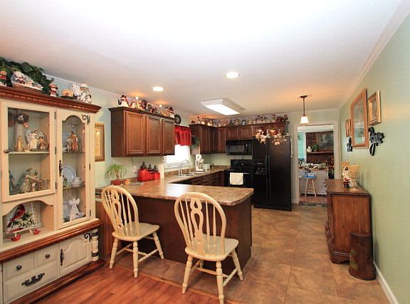 5th image of 823 Woodlawn Dr