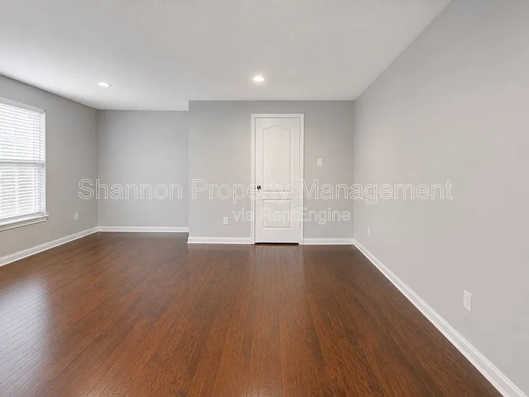 921 Kern St — Photo 13