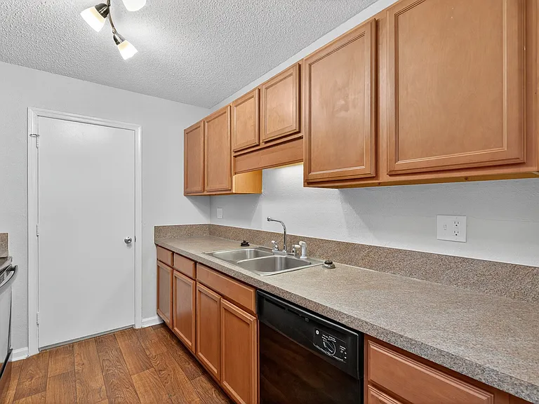 North Bluff Apartments — Photo 24