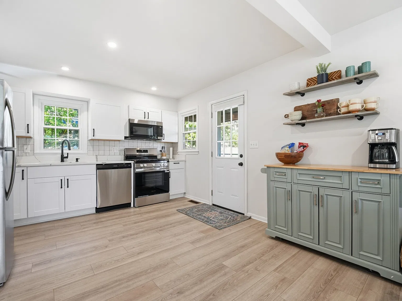 4 bed, 1700 sqft, $3,099 — Photo 2