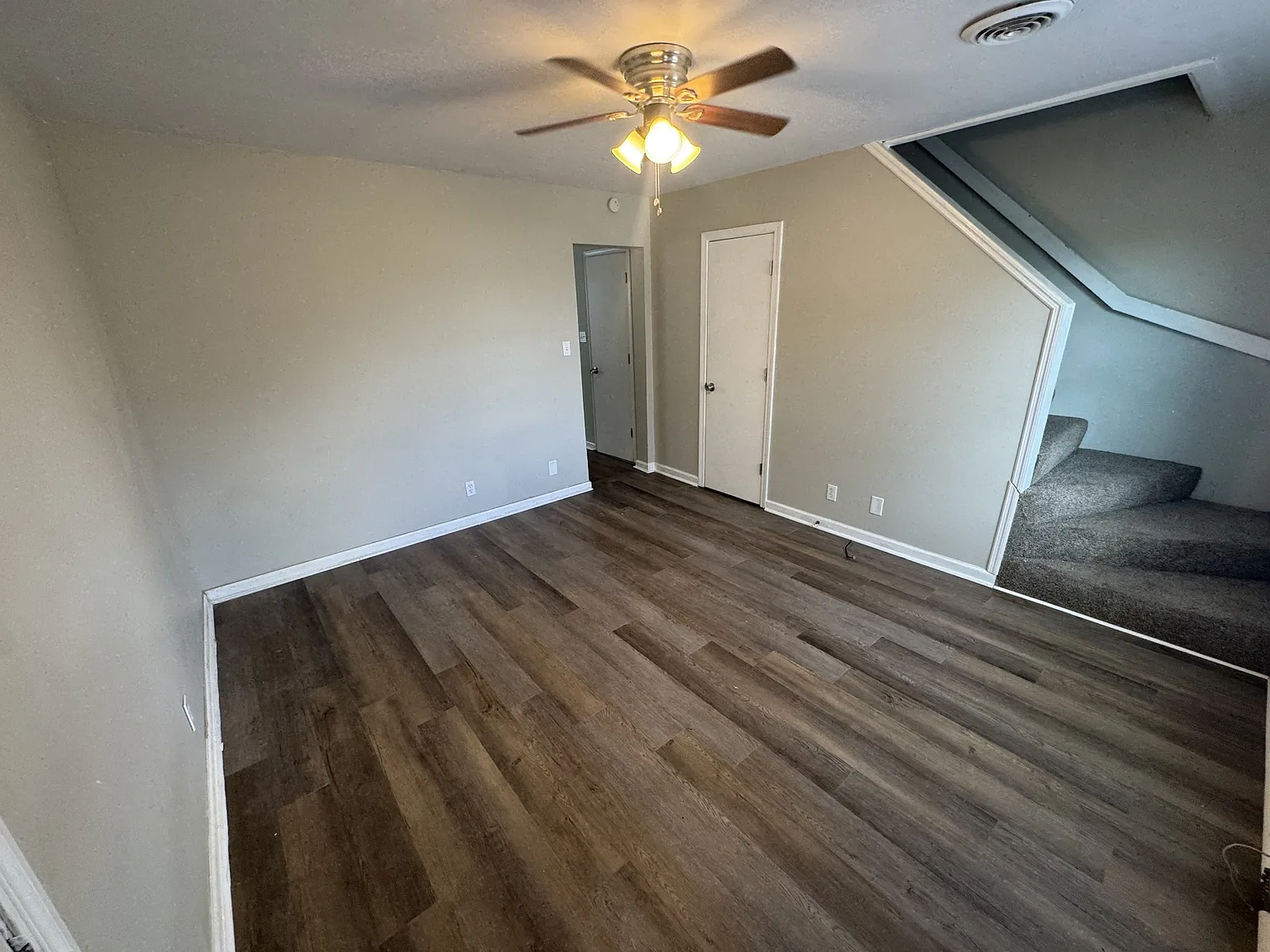 2 bed, 1.5 bath, 1000 sqft, $1,050 — Photo 3