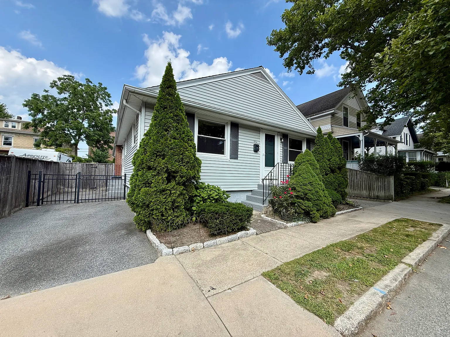 2 bed, 850 sqft, $2,500 — Photo 1