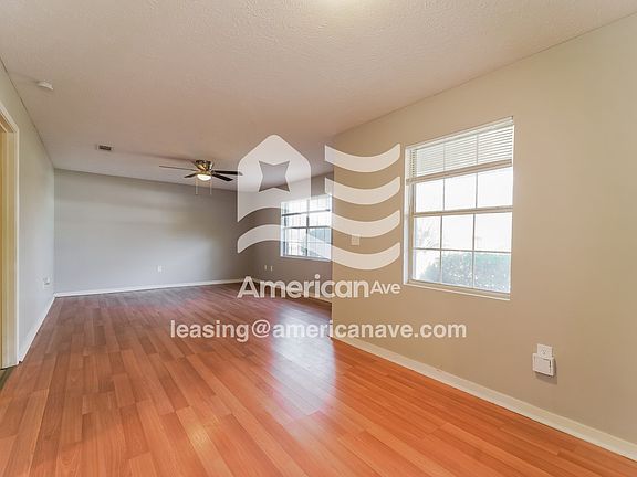 1633399_004_wm_-_living_room_13539535.jpg