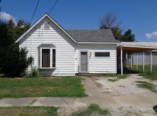 120 W Nichols St, Stronghurst, IL 61480