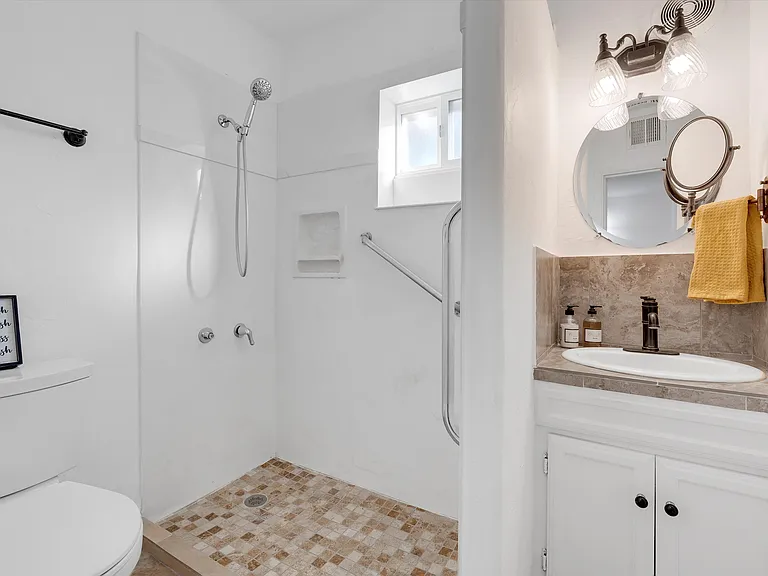 1112 W Huron St — Photo 5