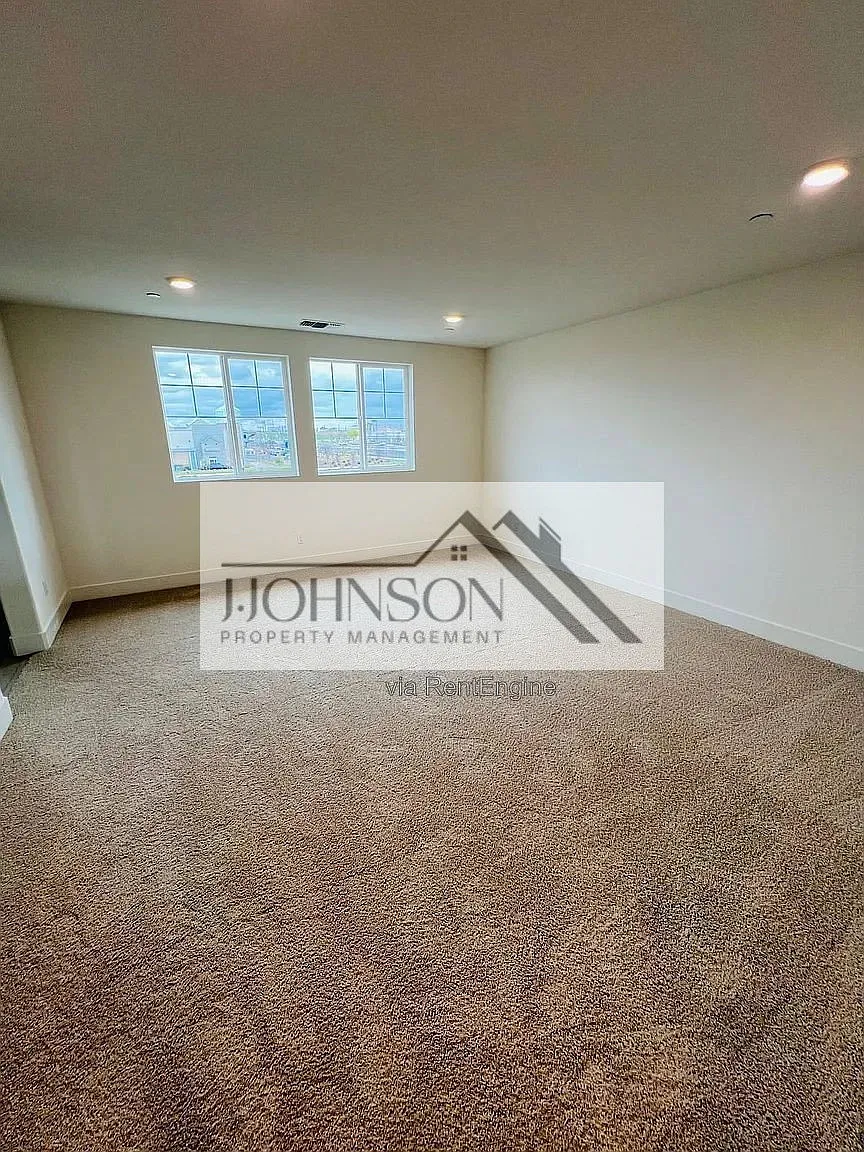 5 bed, 3.0 bath, 3211 sqft, $3,200 — Photo 2