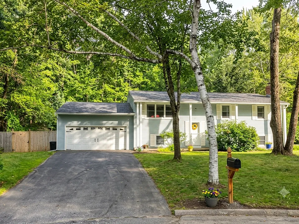 6 Mohegan Ct
