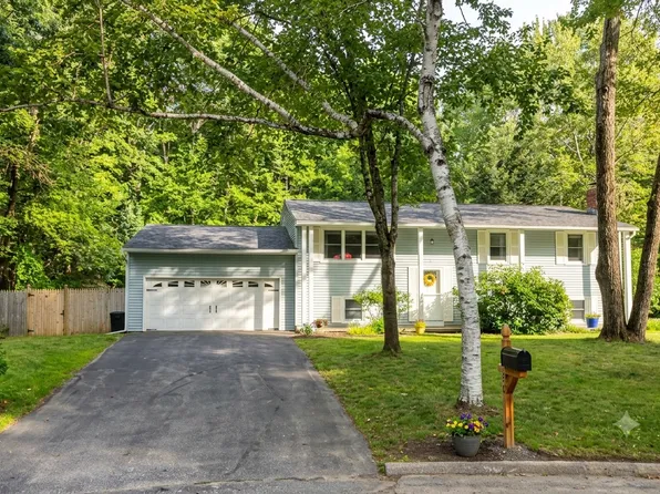 6 Mohegan Ct, Saratoga Springs, NY 12866