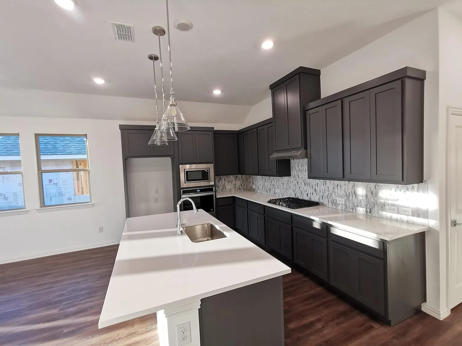 4 bed, 2252 sqft, $2,500 — Photo 4