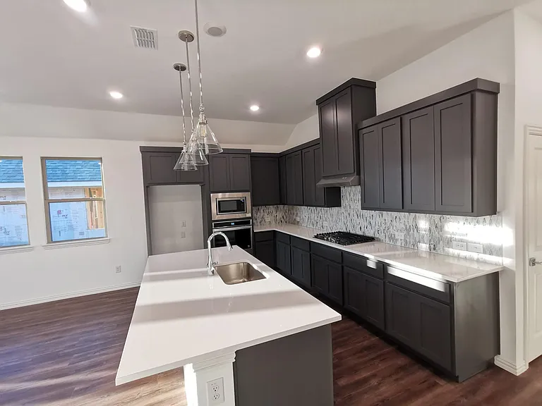 2405 Lovegrass Ln — Photo 4