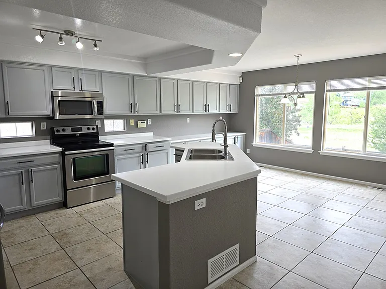 5058 Ashbrook Cir — Photo 5