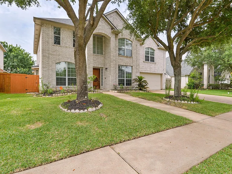 15707 Sandisfield Ln — Photo 1