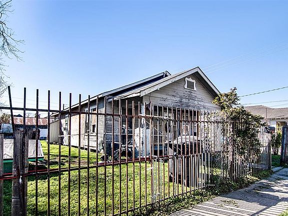 4th image of 2219 McKee St