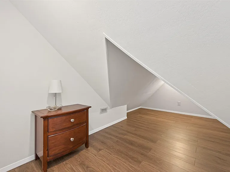 105 Glenmora Ct — Photo 40