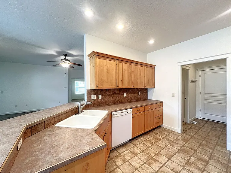 717 W Claire St — Photo 21