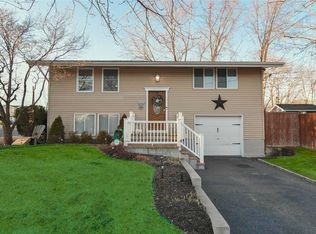 1 Flintlock Ln, Selden, NY 11784