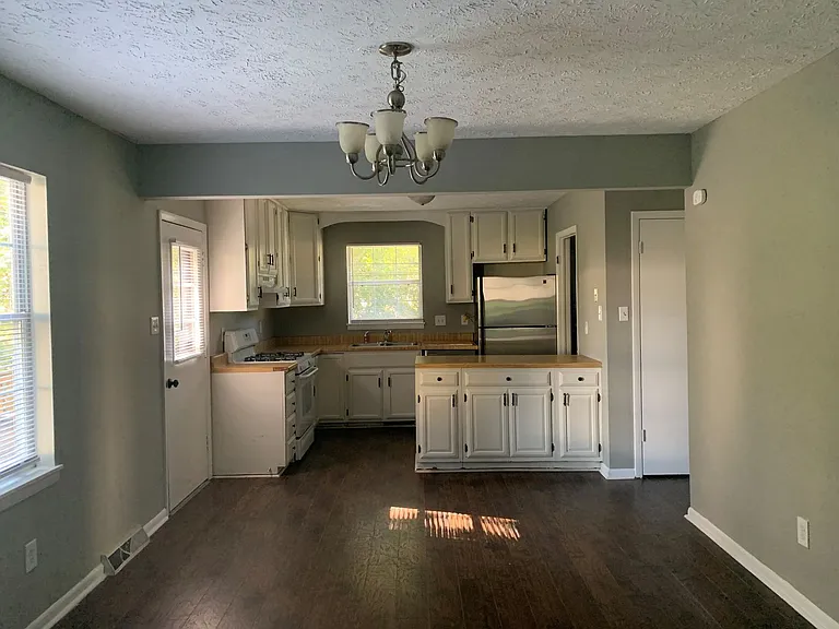 1104 Long Meadows Dr — Photo 5