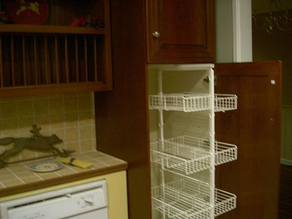 cab.w/pullout pantry