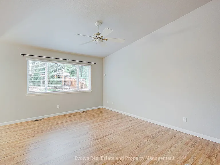 9641 Cove Creek Dr — Photo 6