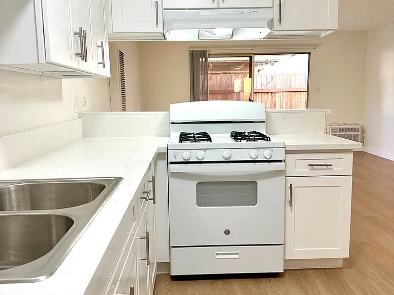 Lynrose Manor Apartments — Photo 4