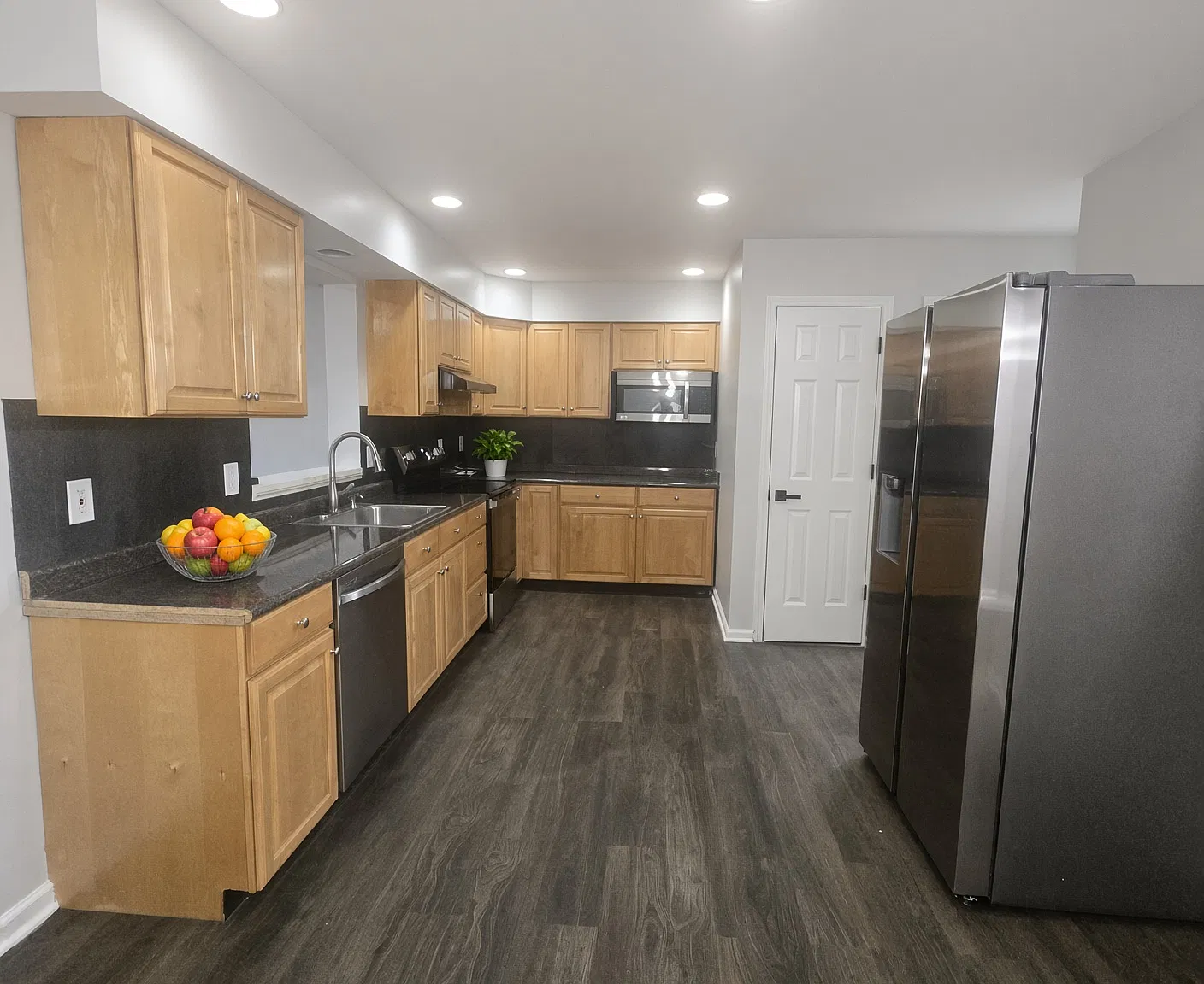 3 bed, 1.5 bath, 1800 sqft, $2,650 — Photo 1