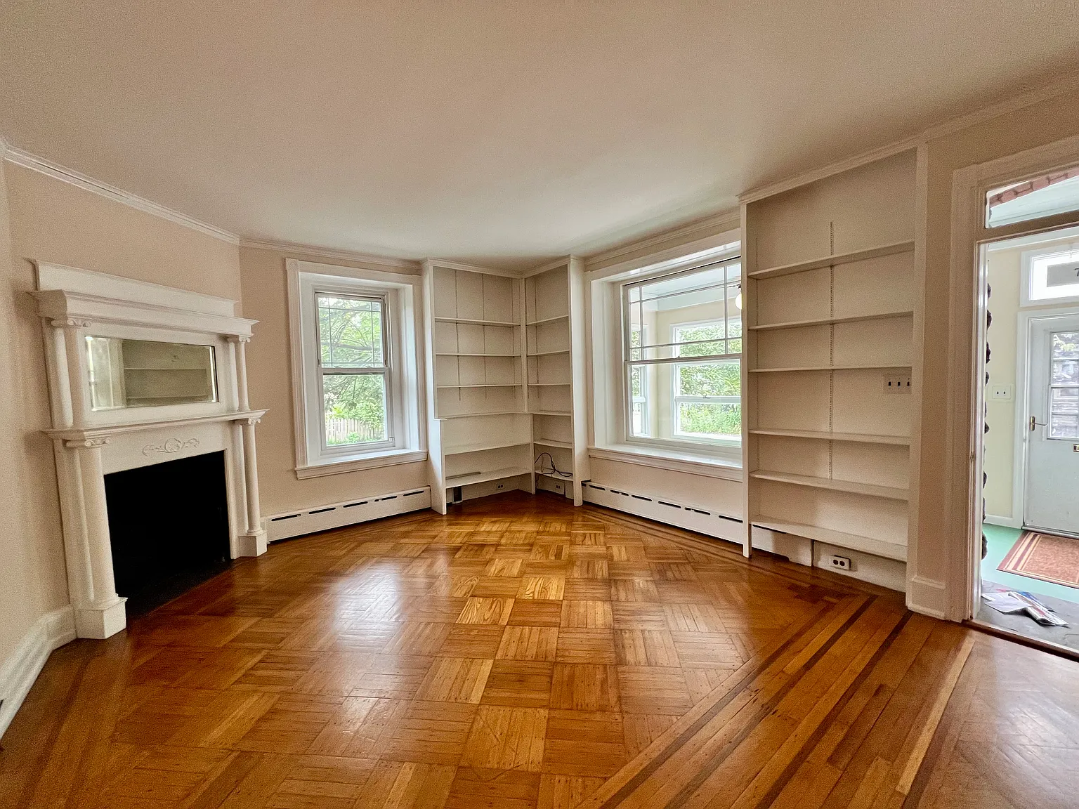 5 bed, 2.5 bath, 2370 sqft, $3,200 — Photo 3