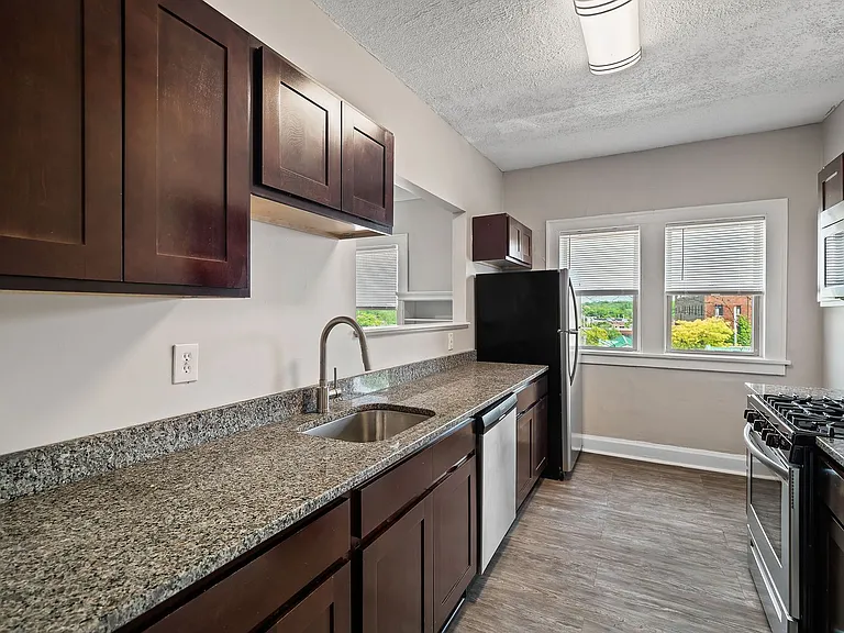 Maycourt Apartments — Photo 18