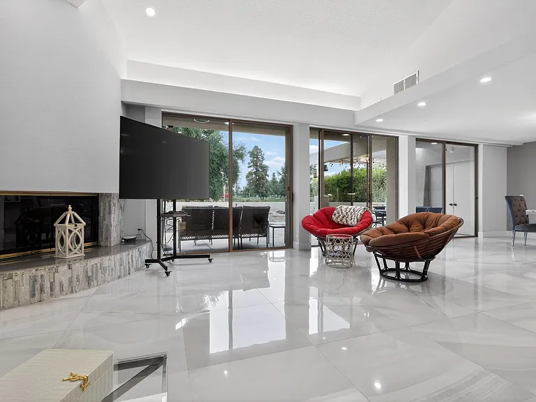 196 Kavenish Dr — Photo 3