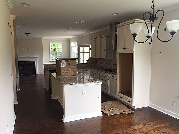 5th image of 121 McDonald Ct