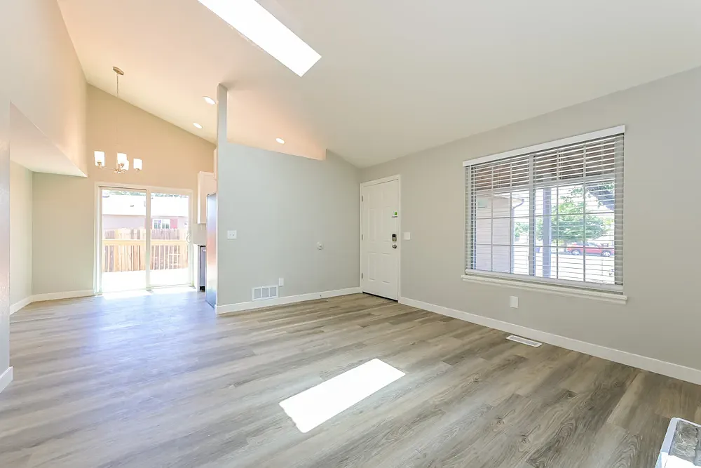4 bed, 2.0 bath, 1968 sqft, $2,958 — Photo 3