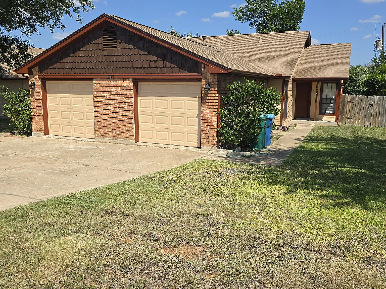 2 bed, 889 sqft, $1,350 — Photo 2