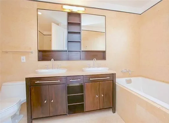 Sold by Modern Spaces | media 9