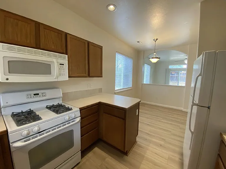 660 Callahan Dr — Photo 8