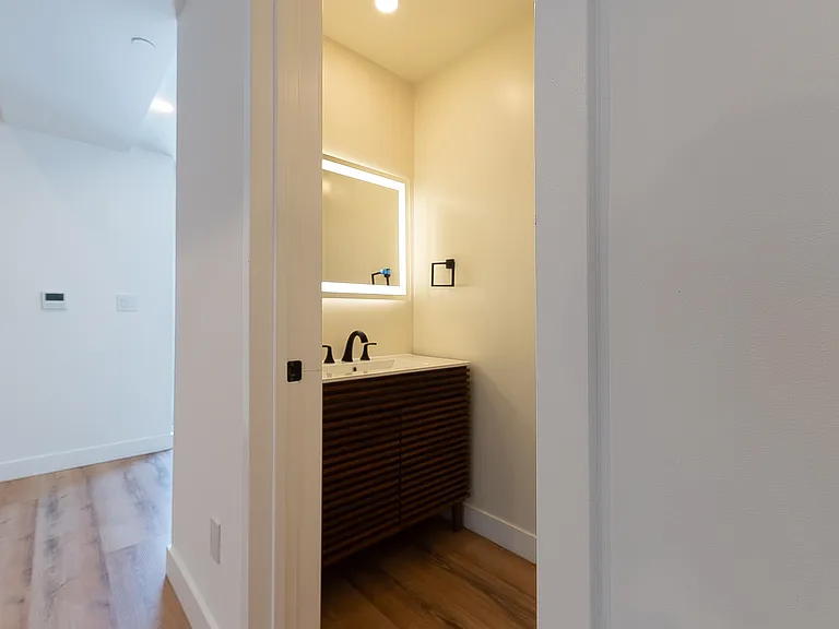 22111 Victory Blvd — Photo 8