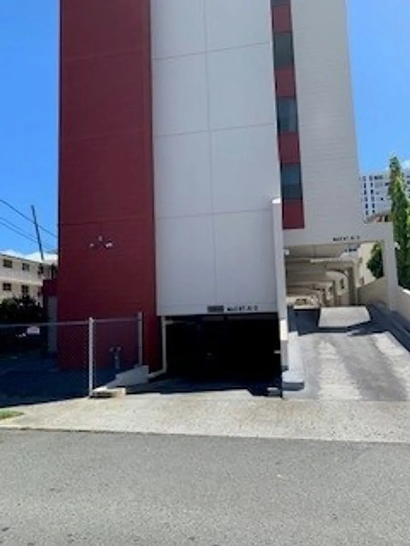 Makiki Apartment - 2 bedroom, 1 bath with 1 assigned parking — Photo 1